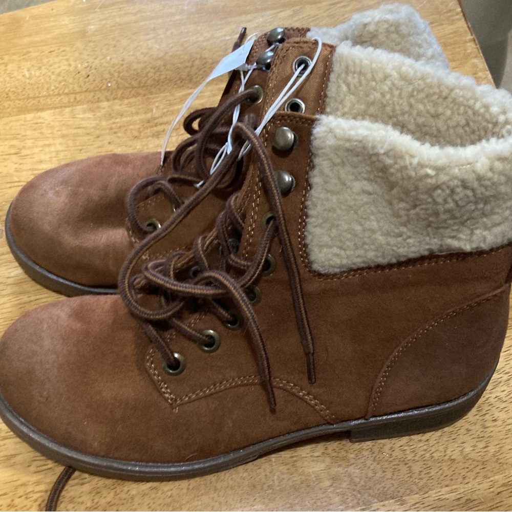 Beautiful Mossimo supply boots size 7.5